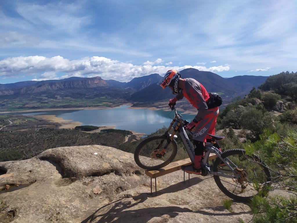 Ciclista fent pirueta al Pallars Jussà